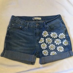 Cut-off Levi hand painted sunflower shorts